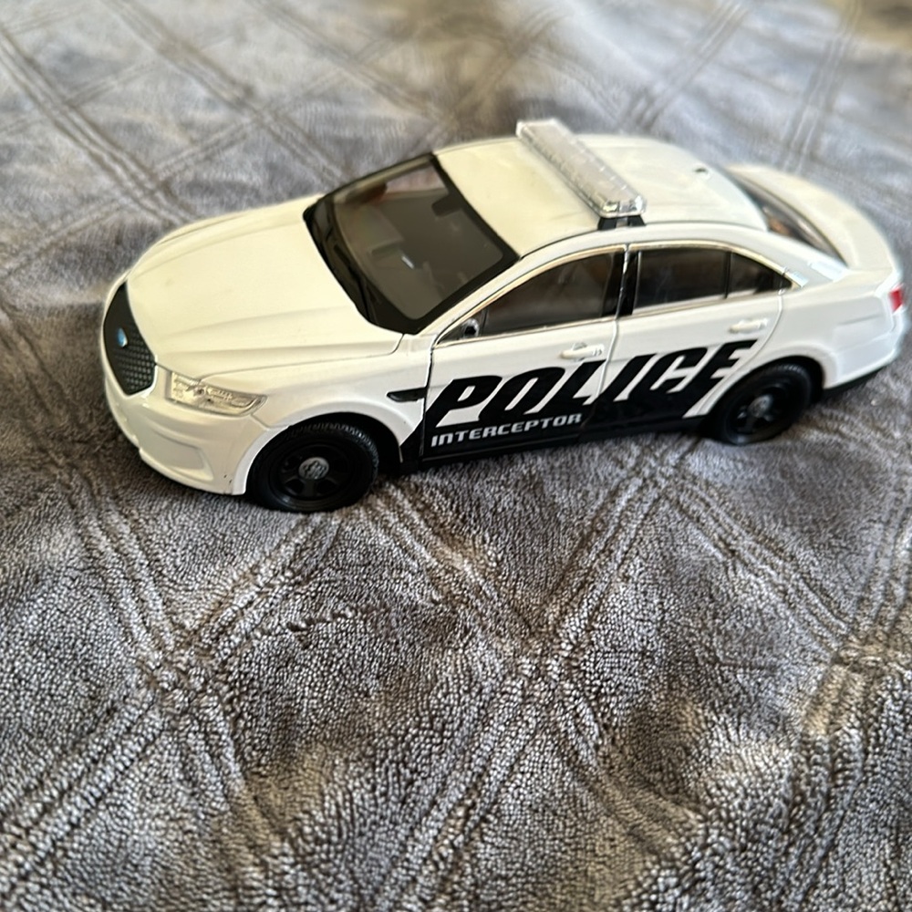 Welly 1:24 Ford Police Interceptor